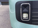 【LEDフォグランプ】霧や雨などの悪天候時に視界を確保するために自動車に取り付けられる補助灯です。ハロゲンなどの従来の光源と比べて明るく、視認性や安全性を向上させます!!