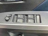 パワーウィンドウのスイッチですよ。運転席に居ながら窓を開け閉めのコントロールできます。