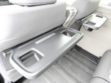 ★シートバックテーブル★おでかけの合間の休憩に便利なテーブルを運転席と助手席の背面に。ちょっとした食べ物と、ペットボトルを2本置けます!