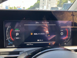 必要な情報がデジタル画面にまとめて表示され、運転席から確認しやすい配置です。速度やシフト位置などをひと目で把握でき、日々の運転時に役立ちます。