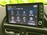 ナビやオーディオに加え、スマートフォン連携などのメニューを画面から選べます。ホーム画面に機能が並び、目的の項目を探しやすい構成で、日常の移動を便利にサポートします。