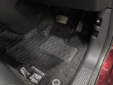 足元がすっきりしているので運転しやすそうですね☆