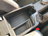 アームレストを上げると収納スペースとUSB電源があります。USBメモリ等を接続すると、車両側で音楽データを再生することができます。※非対応のものも有