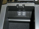 充電用USB端子付き。スマートフォンなどの充電に便利です。