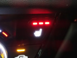 運転席と助手席には、【シートヒーター】が装備されています。温度調整も切り替えができお好みの設定で快適なドライブを楽しめます。腰から下が暖まると、暖房よりも体があったまりますよ。