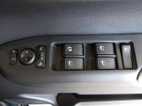 パワーウィンドウスイッチで運転席から全席の窓の開閉ができます。
