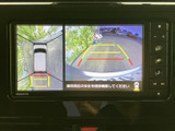 周囲の映像と進行方向の目安を画面で確認でき、駐車時の安全確認に役立ちます。表示が分かりやすく、狭い場所での取り回しや切り返しを行う際にも心強い装備です。