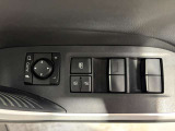 パワーウィンドウのスイッチですよ。運転席に居ながら窓を開け閉めのコントロールできます。