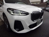 こちらがBMWを象徴するキドニー・グリルです。BMWらしいデザインを印象づける特徴的なフロントフェイスで、ひと目でBMWと分かる存在感があります。
