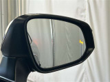 後続車が接近するのを知らせてくれるBSM(ブラインドスポットモニター)。接近するとドアミラー部の警告灯が光ってくれるので、万が一の追突も防げそうですね♪上級装備です。
