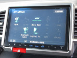 ナビゲーションは純正9インチメモリーナビ(VXM-155VFNi)を装着しております。AM、FM、CD、DVD再生、Bluetooth、フルセグTVがご使用いただけます。