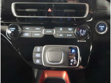 お車のキーはスマートキーです。キーを身につけた状態で車に近づき、ドアロックの解錠や施錠操作が出来ます。雨の日など両手がふさがっている時など、とっても便利ですね。