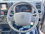 インテリアに合わせたデザインのステアリングは、運転される方のことも考え、運転しやすい形状、大きさです。是非一度、実際に触ってお確かめください。