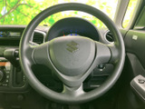 運転操作をスムーズにする、使いやすいステアリングホイールです。シンプルなデザインで、視認性も高く、快適なドライブをサポートします。操作性も抜群で、安心して運転をお楽しみいただけます。