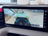 目視できないフードで隠れた路面の映像を表示するインビジブルフードビューが搭載されております