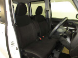 ドライバー目線で、使いやすく安全操作性と良好な視界を実現した運転席です。