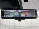 [スマートルームミラー]車両後方をミラーに映し出すため、悪天候の時でも視界は良好♪