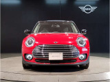 MINIのフロントグリルのデザインはイギリスで生まれた当初から、シルバーのサイドバーが折り重なった伝統的なデザインで御座います。その伝統はBMWのお車になってからでも少しずつ形を変えて守られております