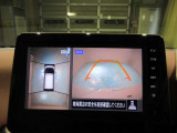 上から丸見え!アラウンドビューカメラです。お車の周りを写します。もちろん後退時には右画面に大きく表示します。