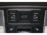 両側電動スライドドアはドアの直接操作以外にも運転席からのスイッチ操作やリモコン操作でも開閉が可能!狭い駐車場などでもドアの開閉が楽々・安心ですね!