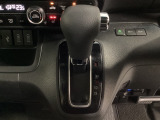 CVT車のセレクトレバーです。低速から高速まで、変速ショックのないスムーズな走りを実現するとともに、エンジン効率のよい領域を維持することで燃費にも貢献します。