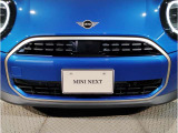 【BMWの伝統】BMWの特徴的な&ldquo;キドニーグリル&rdquo;は、80年以上続く伝統の形でございます。変わらないこだわりのデザインが、プレミアムブランド&ldquo;BMW&rdquo;を創り出します。