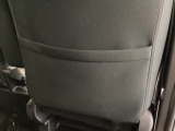 【シートバックポケット】すぐ手に取りたいアイテムをスマートにしまっておけます。限られた空間を有効に活用でき、長距離のドライブでも車内を清潔感のある落ち着いた状態に保ってくれる実用的な機能です。