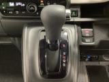 CVT車のセレクトレバーです。低速から高速まで、変速ショックのないスムーズな走りと、エンジン効率のよい領域を維持して燃費にも貢献します。サイドブレーキはスイッチ操作の電子制御パーキングブレーキです。