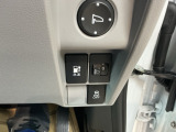 急速充電は車内のボタンを操作して開け、あとは充電コネクターを差すだけで充電開始します。簡単な充電操作と、フタの開け方を変えることで差し間違いを防げる安心感。