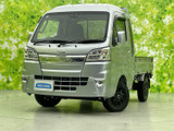 洗練されたフロントまわりと、荷台へ続くすっきりとした側面が目を引く佇まいです。明るいボディカラーが清潔感を添え、前照灯の配置も分かりやすく、昼夜を問わず表情を楽しめます。