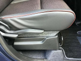 運転席シートリフター!ご自分の好きなシートポジションが取れるので運転が楽しくなりますし疲れにくいです。