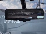 スマート・ルームミラー:車両後方のカメラ映像をミラー面に映し出すので、車内の状況や、天候などに影響されずいつでもクリアな後方視界が得られます。