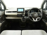 ◆インテリアパネル◆視界広々で非常に運転しやすくロングドライブでも疲れを感じさせないすっきりとまとまったインパネ周りです。