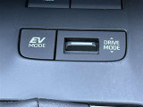 シチュエーションや気分に応じて、車両のキャラクターを自在に変更できるドライブモードセレクトを採用しています。静かで滑らかな上質なクルージングはもちろん、アクセルを踏み込んだ瞬間の力強いレスポンスなど