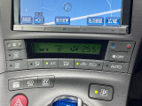 【オートエアコン】一度お好みの温度に設定すれば、車内の温度を検知し風量や温度を自動で調整。暑い&hellip;寒い&hellip;と何度もスイッチ操作をする必要はありません。快適な車内空間には必須の機能ですね♪