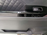 パワーウィンドウのスイッチですよ。運転席に居ながら窓を開け閉めのコントロールできます。