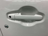 【リクエストスイッチ】スマートキーをポケットやカバンに入れた状態でドアの施錠、開錠ができます。