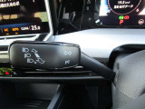 Volkswagenの車両のウィンカーはハンドルの左側に装着されております。国際的な規格に則ったウィンカーレバーの位置となっております。
