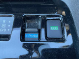 e-PedalスイッチONで、アクセルペダルだけのワンペダル走行ができます。また、ECOモードスイッチONで加速がマイルドになり電費がよくなります。