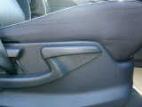 運転席はシートリフターが装備されています