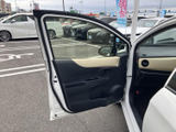 明るいアクセントが目を引く、運転席側のドア内張り。窓越しに周囲を見渡しやすく、ポケットも備えているため、小物を手元に置きたい日常の移動にも便利です。