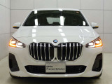 一目でBMWと解る存在感。象徴的なキドニーグリルを中心にシャープなヘッドライトと力強い表情が融合。スポーティーさとエレガンスを兼ね備えたBMWならではのフロントフェイスです。