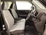 女性でも運転がしやすいように、シートの高さ調整機能(シートリフター)がついています。運転席と助手席の間が空いている為、助手席側への移動がスムーズです。交通量の多い道でも助手席側から乗り降りができます。