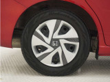 ◆純正ホイール装着車◆シンプルなデザインのホイールキャップ付きです。