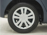 ◆純正ホイール装着車◆シンプルなデザインのホイールキャップ付きです。