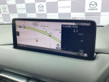 【マツダコネクト】  オーディオ操作、車両装備、ナビ案内など、統合的にモニターできる見やすいサイズのディスプレイです。