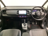車内は光触媒抗菌消臭施工済です。インパネ周りはスタイリッシュなデザインで機能や装備も充実しています。グローブボックスやカップホルダーのほかにトレーなどたくさんの収納スペースが付いています。