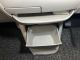 お気に入りのCDなどが収納できる格納式ボックス★