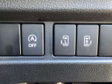 両側電動スライドドアのスイッチがあります。運転席に座ったままスライドドアの操作ができます。