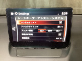 ハンドル操作をアシストすることにより車線からの逸脱回避を支援します。